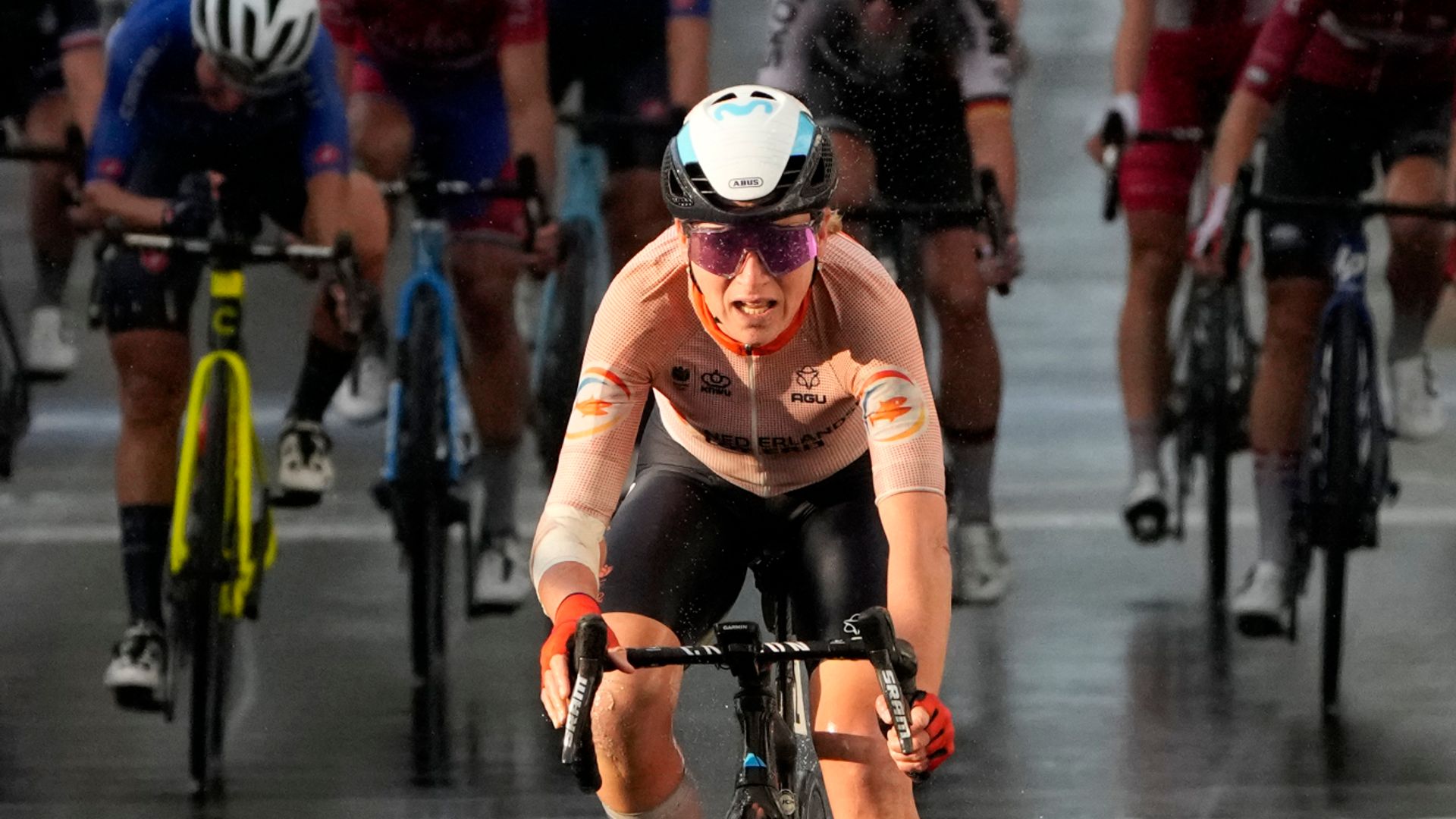 'It was hell': Van Vleuten wins World Champ road race with fractured elbow 