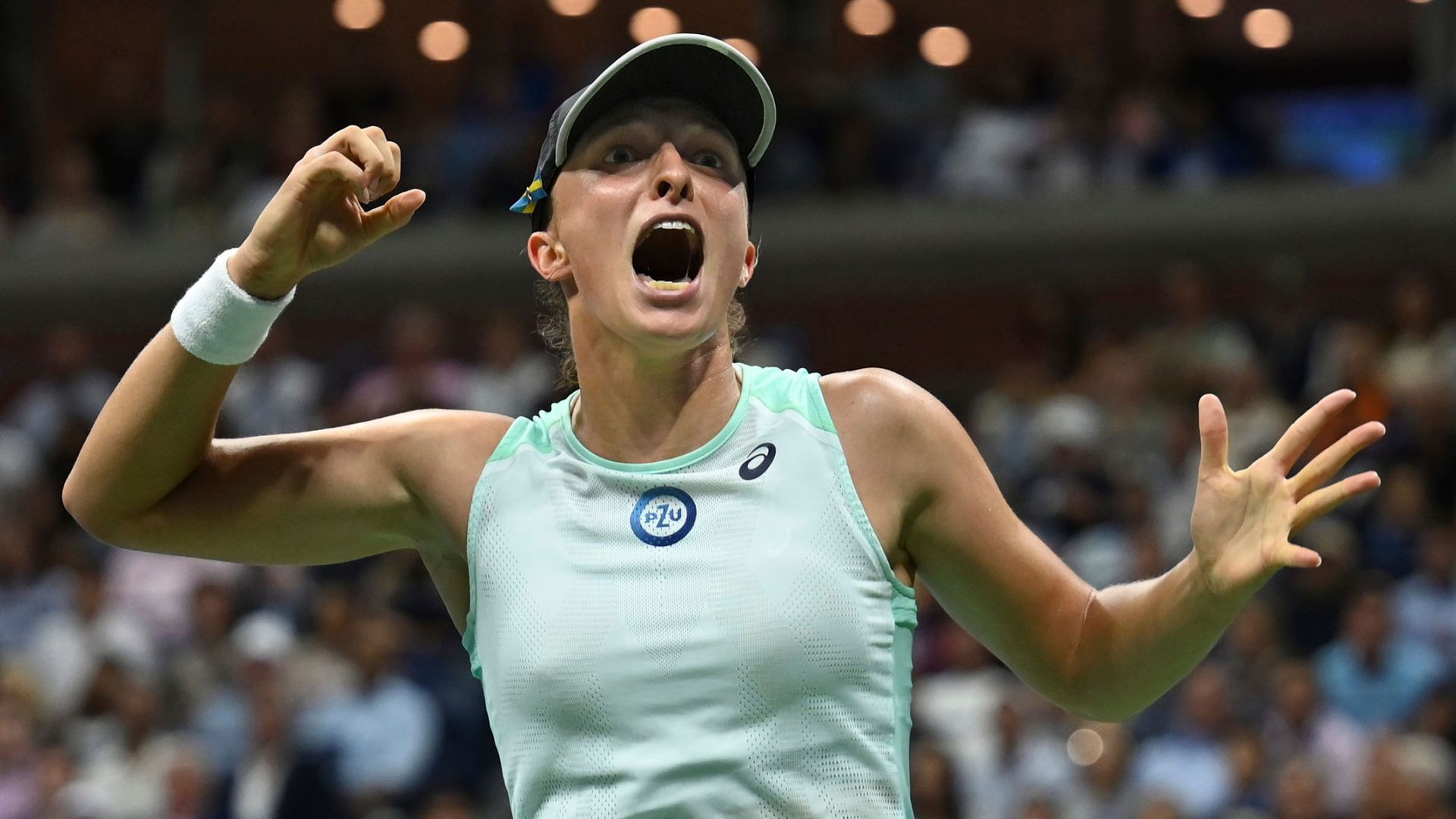 Swiatek storms through to US Open semis