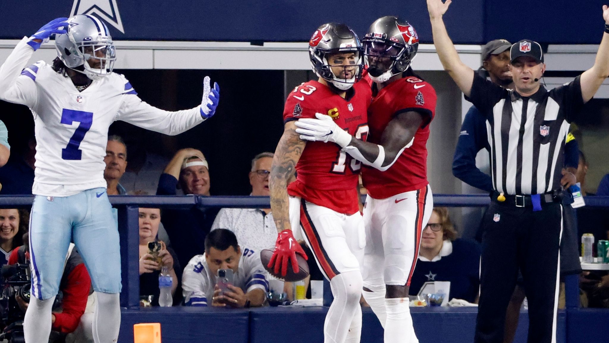 Dallas Cowboys standout defender suffers 'significant' injury against Tampa  Bay Buccaneers 