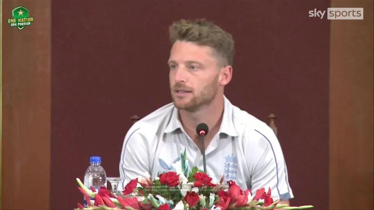 Jos Buttler dice que espera que el equipo de Inglaterra pueda honrar el fallecimiento de la Reina mientras esté en Pakistán.  También espera que los T20I puedan ayudar a levantar el ánimo de Pakistán después de las recientes inundaciones.