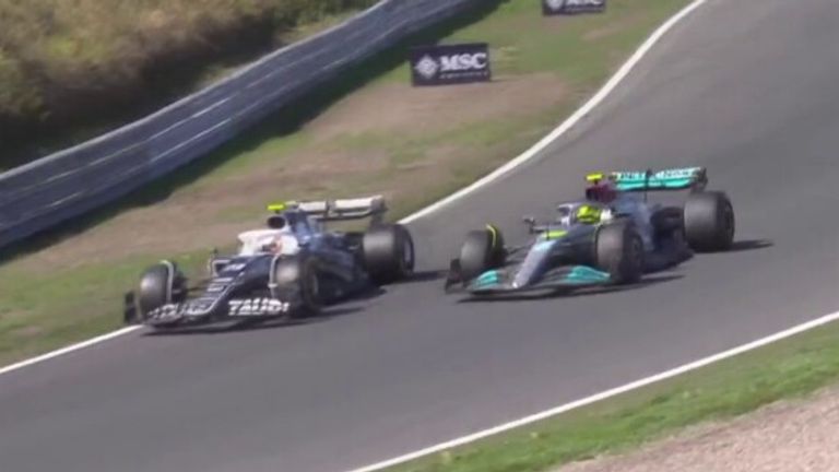 Lewis Hamilton, Hollanda GP'sinin üçüncü turunda Yuki Tsunoda ile yakın bir tıraş oldu.
