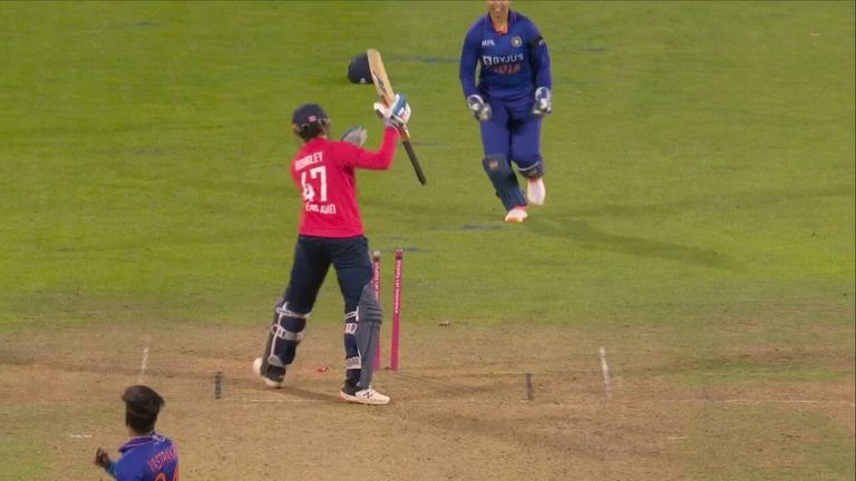 Sophia Dunkley, T20 serisinde Hindistan'a karşı gol kralı oldu