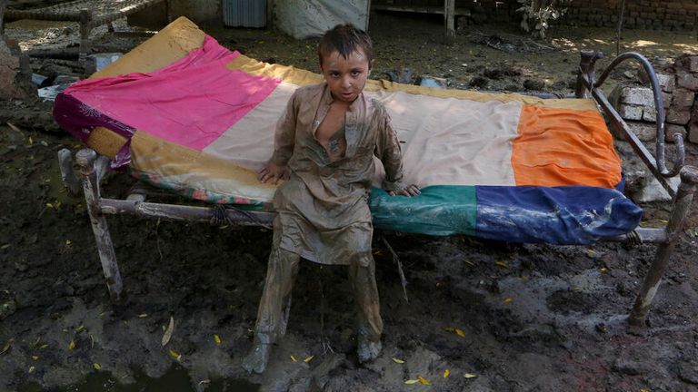 Khyber Pakhtunkhwa eyaleti, Çarsadda'da bir çocuk çamurun içinde duruyor.  Resim: AP