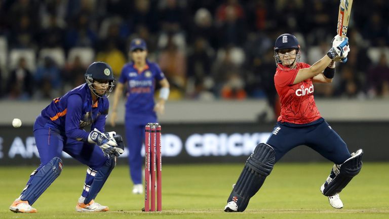 Alice Capsey juega un tiro cortado en la victoria de nueve terrenos de Inglaterra contra India en Riverside, Chester-le-Street