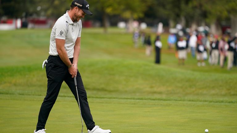 Willett reacciona tras fallar un by putt en el green del 18