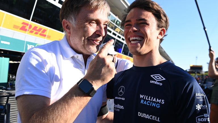 Nyck de Vries (derecha) celebra con el jefe de Williams, Jost Capito, después del GP de Italia