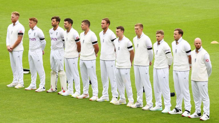 L'Angleterre rend hommage à la reine avant le troisième test à l'Oval