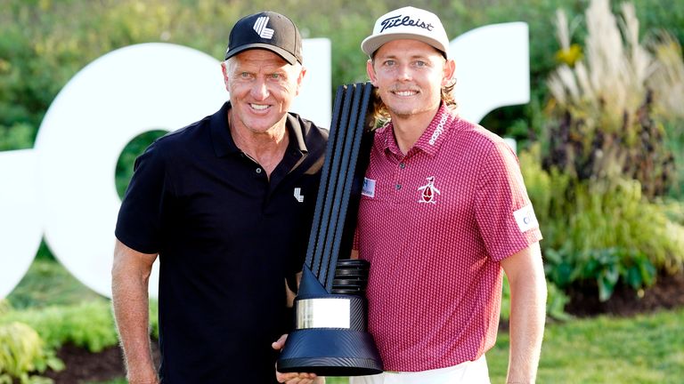 Smith, LIV Golf CEO'su Greg Norman ile birlikte resmedildi.  Katılma kararı oldukça tartışmalıydı. 