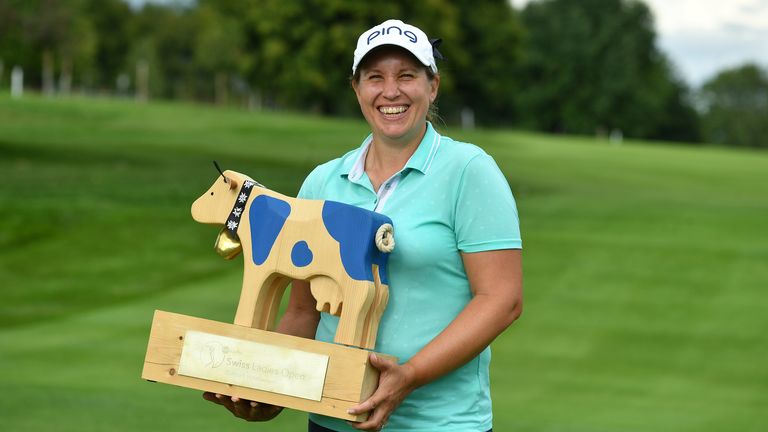 Liz Young con el trofeo Swiss Ladies Open