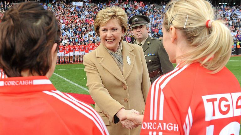 玛丽·麦卡利斯在2011年全爱尔兰女子足球锦标赛决赛前会见科克球员