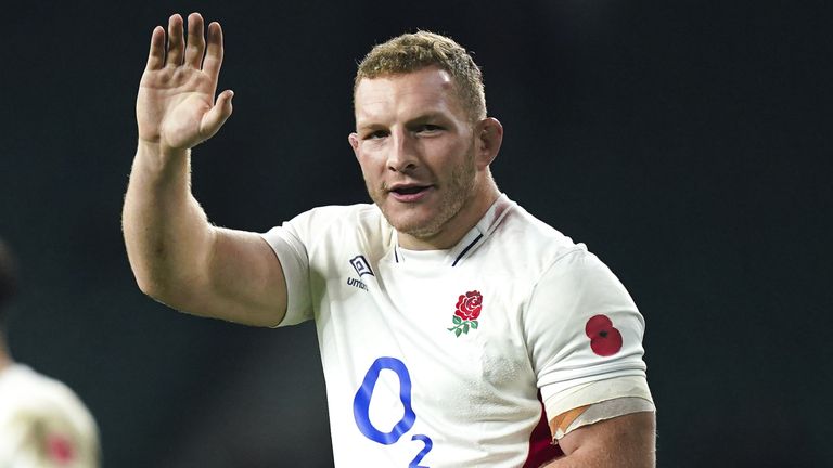 Sam Underhill de Inglaterra saluda a la multitud en el estadio Twickenham después de un partido internacional de otoño en 2021