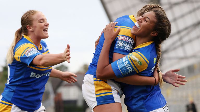 Sophie Robinson grabbed two tries as Leeds saw off St Helens