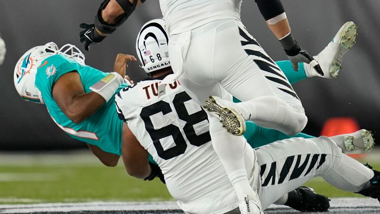 Tua Tagovailoa, de los Miami Dolphins, fue llevada al hospital con lesiones en la cabeza y el cuello luego de ser expulsada del juego contra los Cincinnati Bengals.