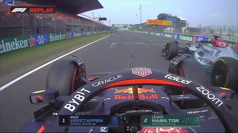 Max Verstappen adelanta a Lewis Hamilton en el reinicio después de que el coche de seguridad termina en el Gran Premio de Holanda