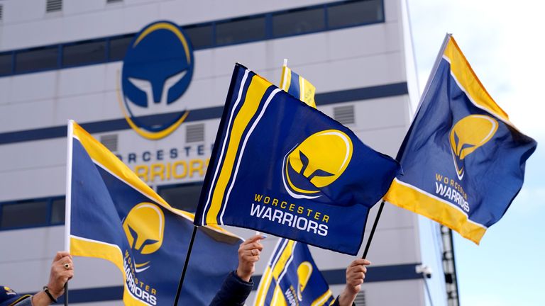 Les Worcester Warriors ont été suspendus pour le reste de la saison de la Premiership et ont été relégués au Championship.