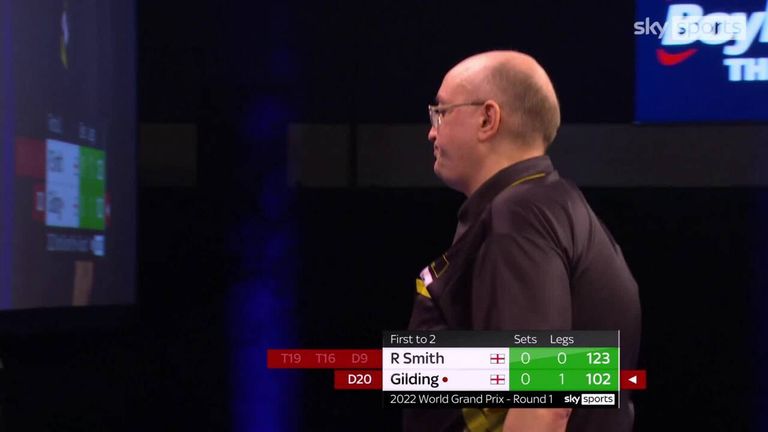 Andrew Gilding acertó este checkout de 102 en su camino a ganar el primer set de su partido de primera ronda contra Ross Smith 