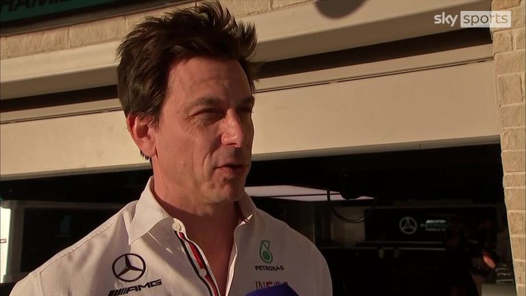 Kepala tim Mercedes Toto Wolff memberikan penghormatan kepada pemilik Red Bull Dietrich Mateschitz.