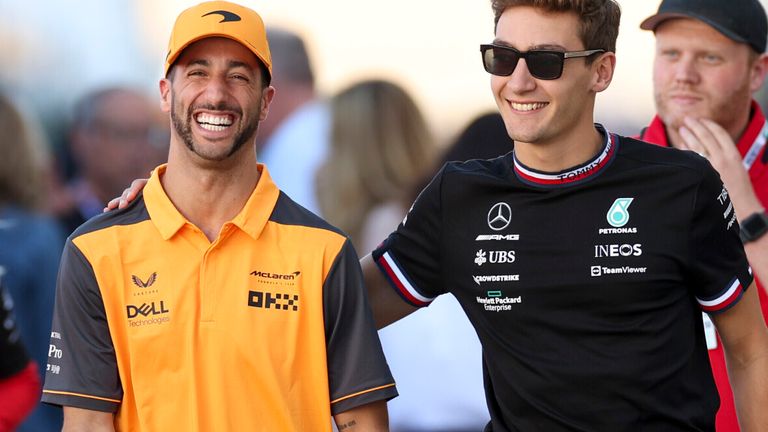   Daniel Ricciardo (kiri) dan George Russell