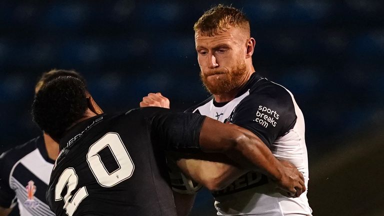 England's Luke Thompson takes on Fiji's Joe Tiara