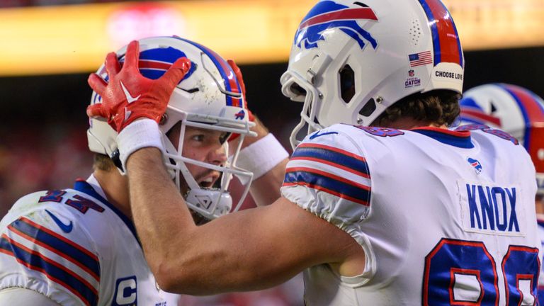 Le quart-arrière des Buffalo Bills Josh Allen trouve Dawson Knox dans la zone des buts pour un touché avant que Taron Johnson n'intercepte une passe du QB Patrick Mahomes de Kansas City.