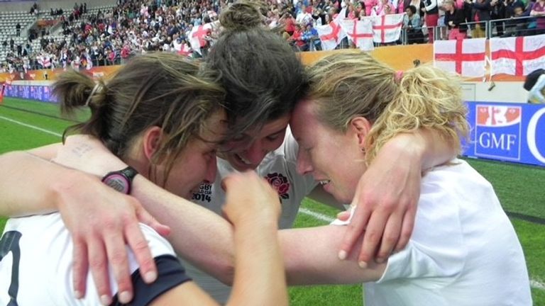 Sarah Hunter y Katy Daley-McLean se abrazan en la cancha después de vencer a Canadá para ganar la Copa Mundial de Rugby en 2014