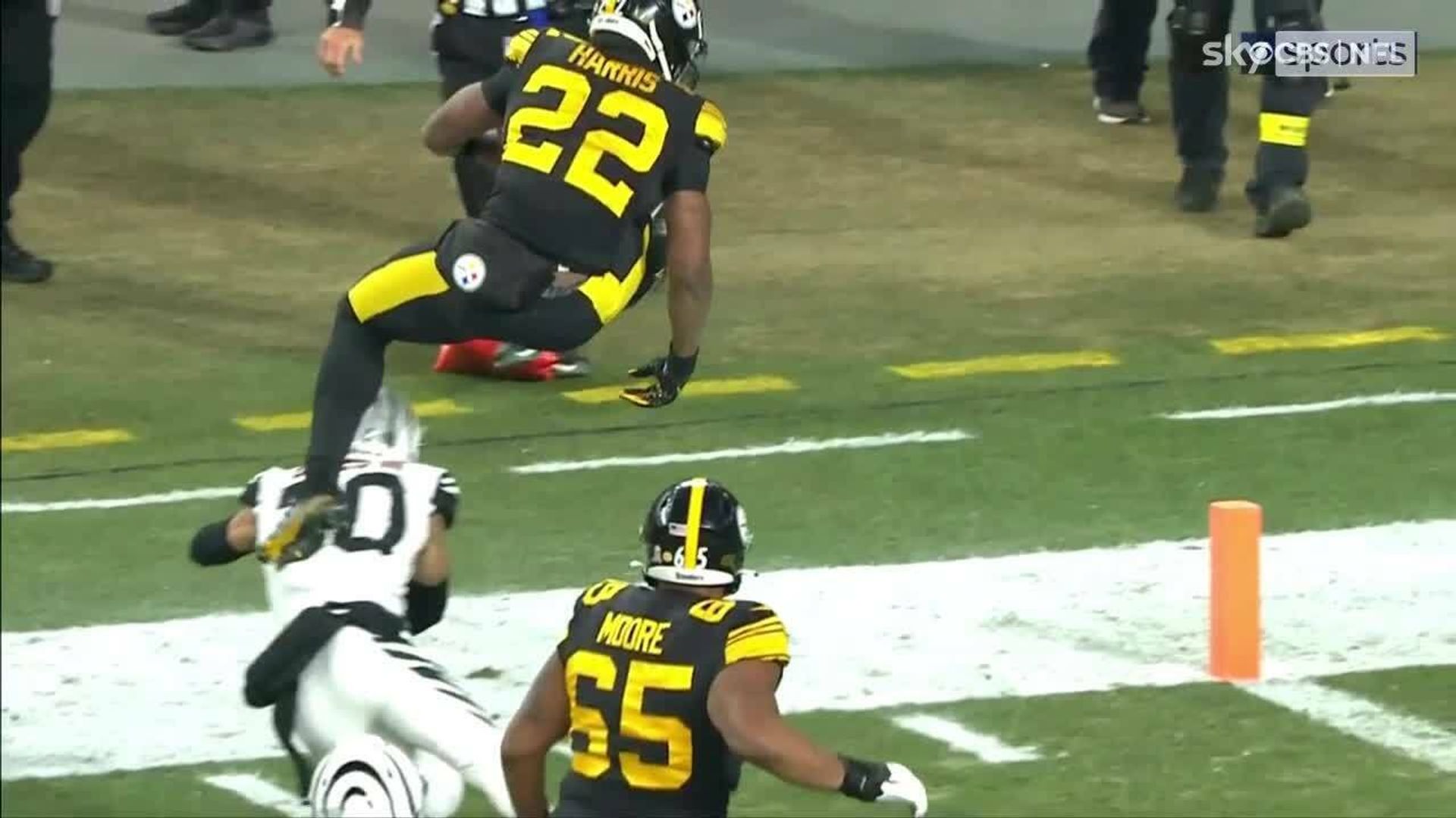 Harris' ridiculous touchdown hurdle!