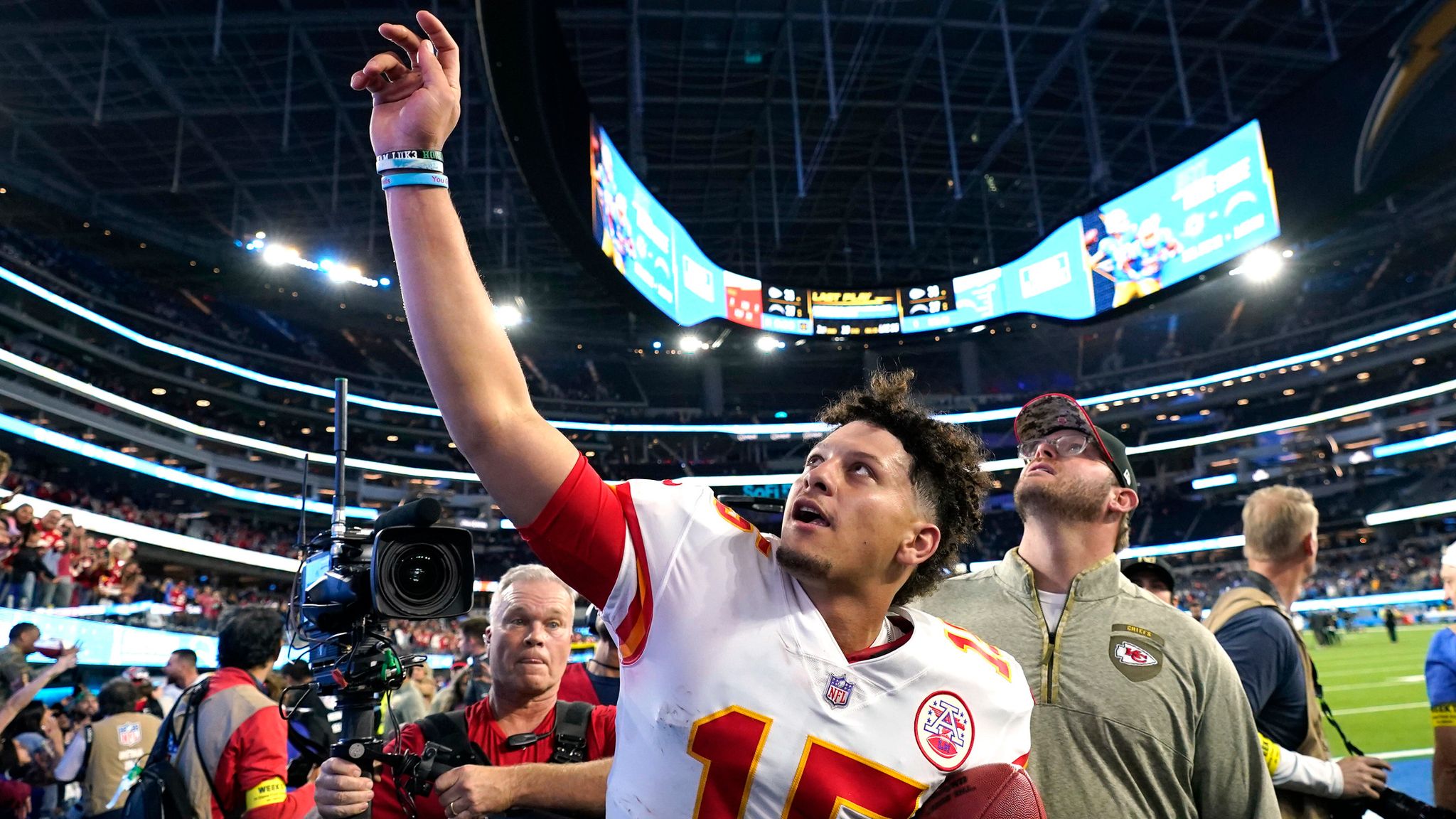 Patrick Mahomes, Travis Kelce connect for three TDs, Kansas City beats  Chargers 30-27 - The Globe and Mail