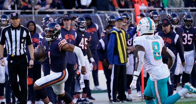 A Bears fan before an NFL preseason football game between the Chicago Bears  and the Miami Dolphins in Chicago, Saturday, Aug.14, 2021. (AP Photo/David  Banks Stock Photo - Alamy