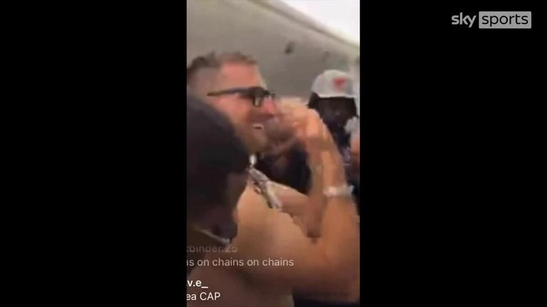 Quarterback Kirk Cousins ​​went shirtless as he and his teammates enjoyed the festivities on their plane home from beating the Commanders.
