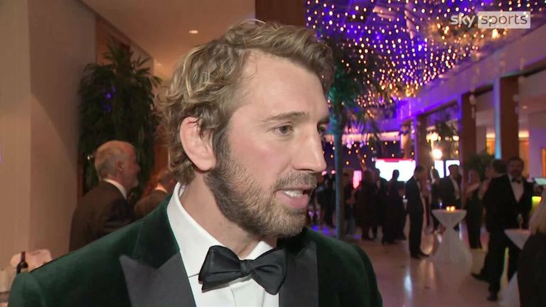 Mantan kapten Inggris Chris Robshaw telah mendukung Jones untuk tetap memimpin 