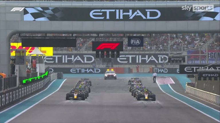 Max Verstappen menahan rekan setim Red Bull Sergio Perez di awal balapan, sementara Lewis Hamilton harus melakukan aksi mengelak dari Carlos Sainz dari Ferrari.