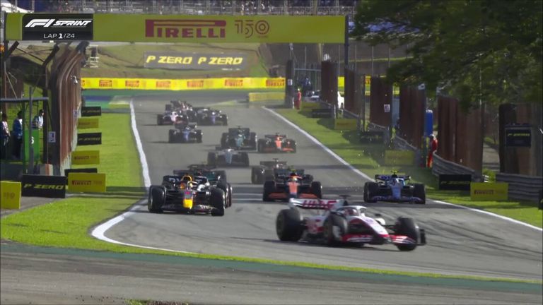 Una primera vuelta dramática ve a Kevin Magnussen aferrarse al liderato de la carrera Sprint en el Gran Premio de Sao Paulo.