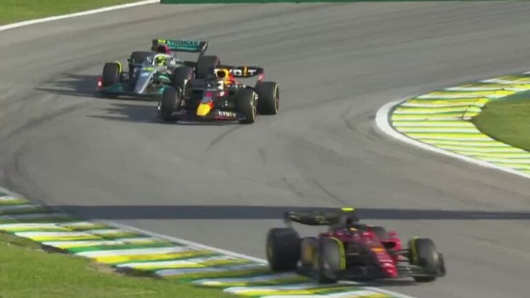 Max Verstappen endure une course Sprint difficile au GP de Sao Paulo alors que Carlos Sainz et Lewis Hamilton le dépassent