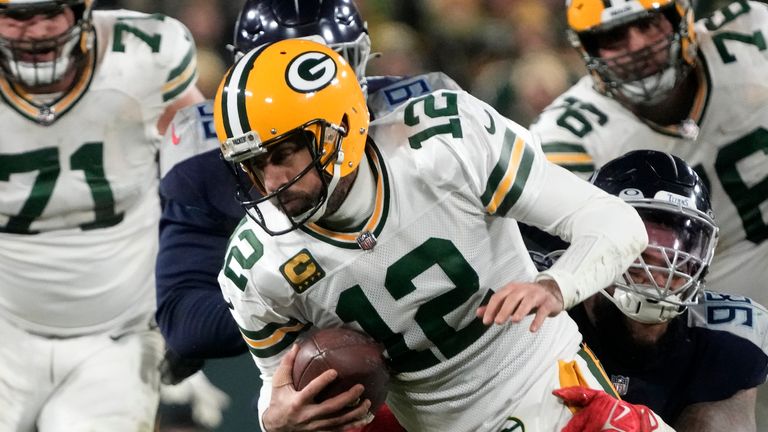 Green Bay Packers oyun kurucusu Aaron Rodgers, Perşembe gecesi kaybettikleri sırada Tennessee Titans savunma mücadelesi Jeffery Simmons tarafından kovuldu.