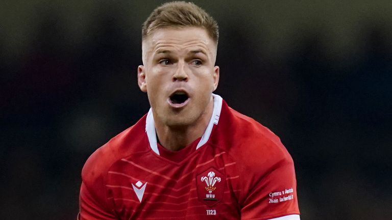 Gareth Anscombe menendang tee dengan luar biasa, sebelum tertatih-tatih karena cedera lengan 