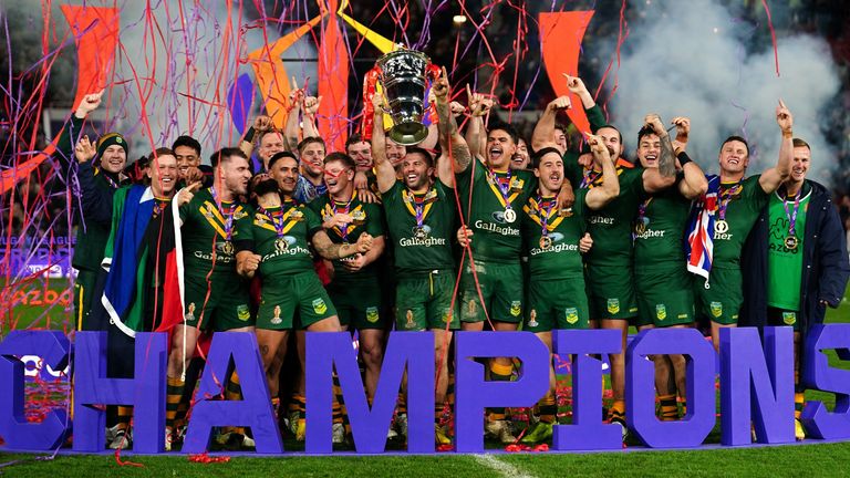 Australia merayakan dengan trofi setelah kemenangan final Piala Dunia Liga Rugby mereka atas Samoa