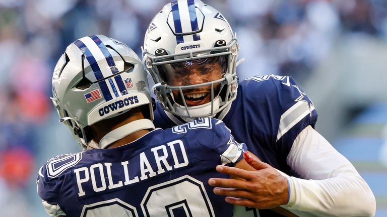 El mariscal de campo de los Dallas Cowboys, Dak Prescott, celebra con el corredor Tony Pollard