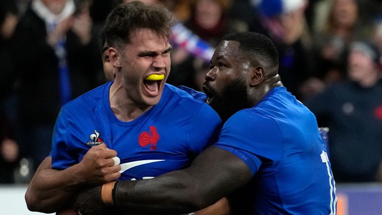 Damian Penaud scored a dramatic late try to help France win against Australia at the Stade de France.