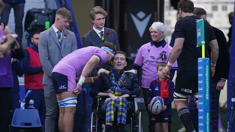 Jamie Ritchie habla con Doddie Weir antes del inicio en Murrayfield