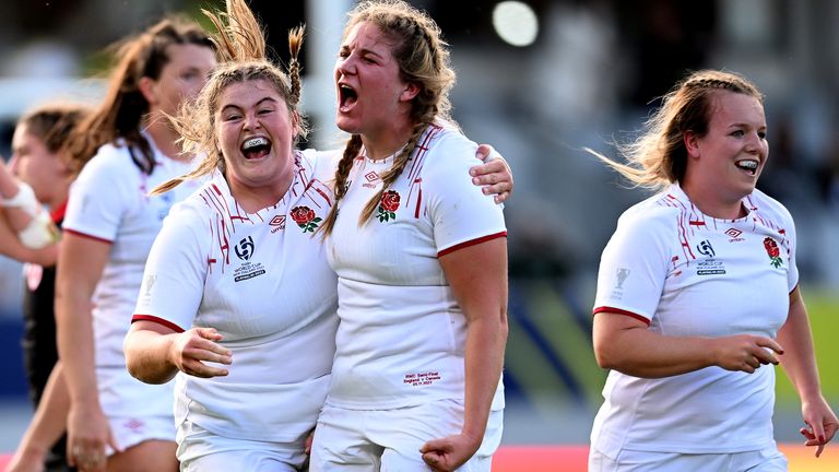 Simon Middleton ve Sarah Hunter, İngiltere Kadınlar Rugby Dünya Kupası finalinde yerlerini ayırttıktan sonra tepkilerini veriyorlar.