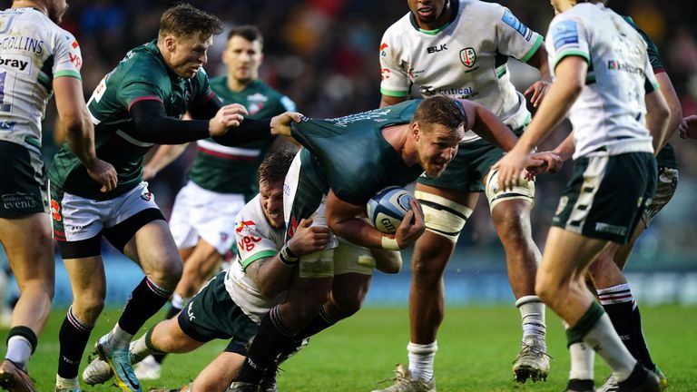 Hanro Liebenberg de los Leicester Tigers abordó durante el partido de Premiership de Gallagher en Mattioli Woods Welford Road Stadium