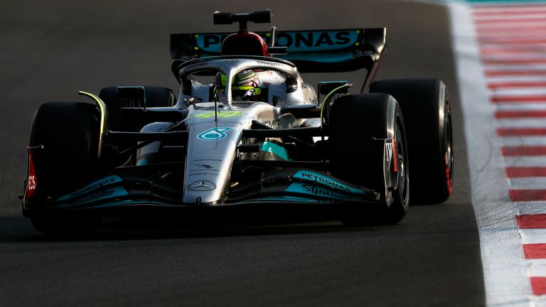   Lewis Hamilton mengendarai mobil Mercedes W13 miliknya untuk pertama kalinya