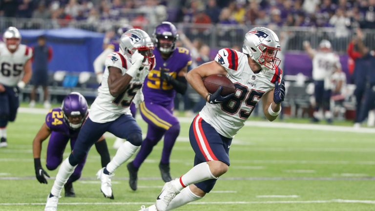 New England Patriots-Tight-End Hunter Henry schüttelt zwei Verteidiger der Minnesota Vikings auf dem Weg zu einem 37-Yard-Touchdown-Catch-and-Run.