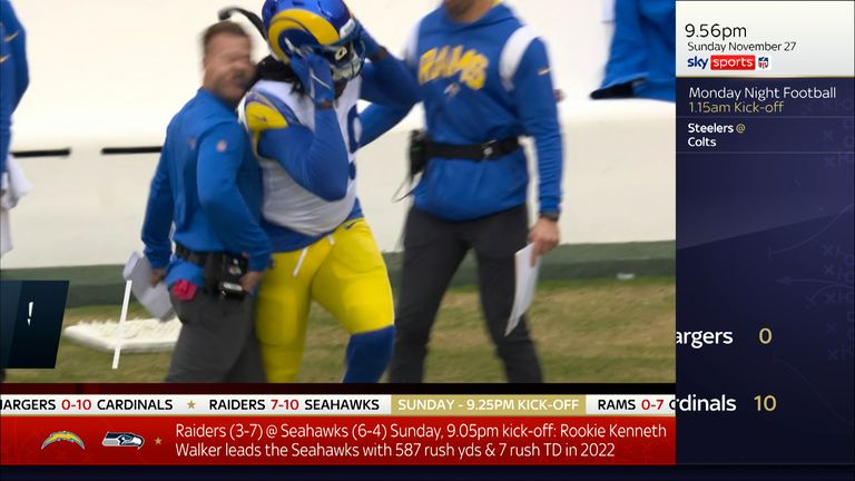 Pelatih kepala Los Angeles Rams Sean McVay terpukul di sela-sela saat salah satu pemainnya sendiri menabraknya!