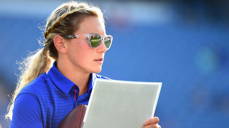 Phoebe Schecter adalah pelatih magang dengan Buffalo Bills dari 2018-19