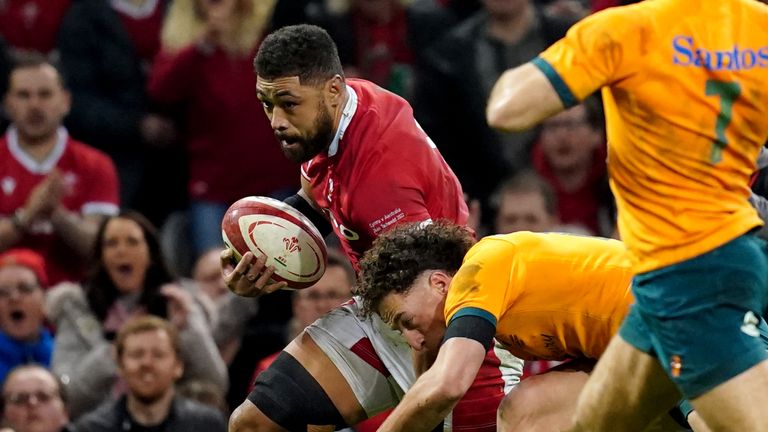 Wales No 8 Taulupe Faletau berlari untuk percobaan babak pertama kedua mereka 