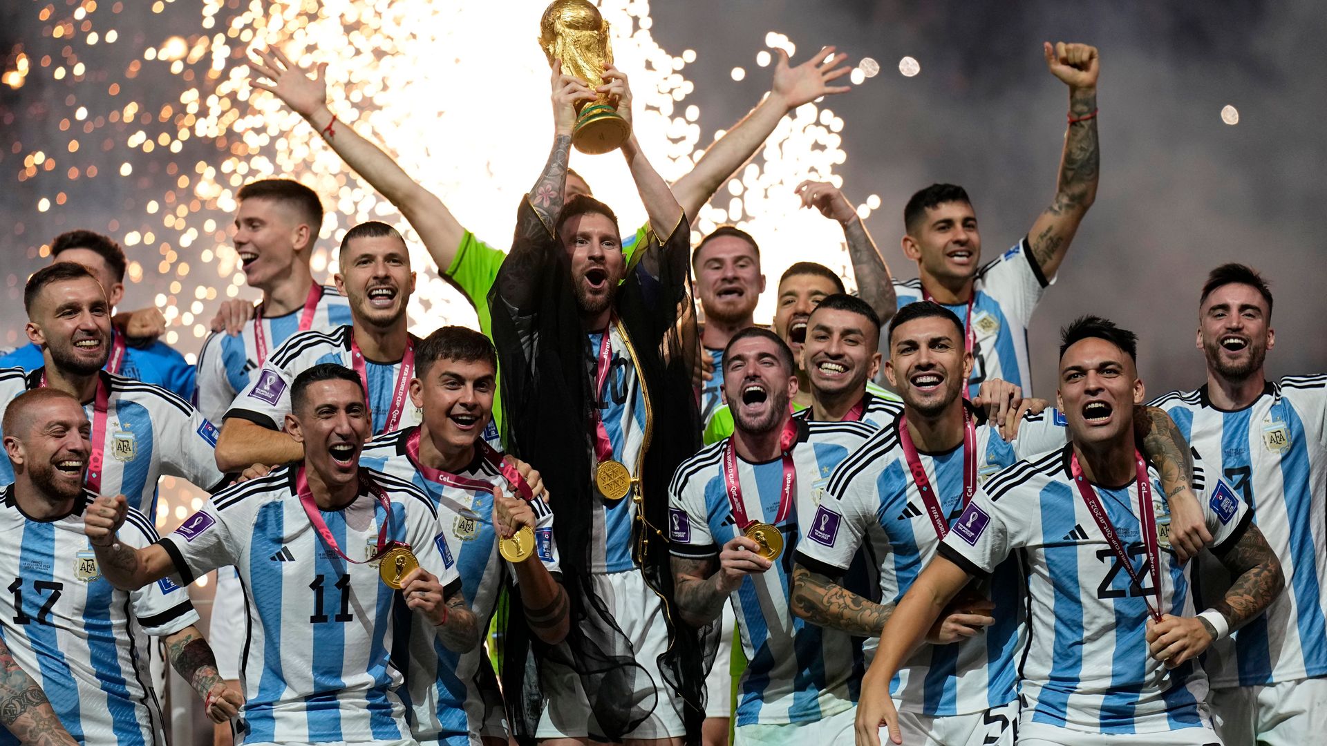 Why did Messi wear a bisht to lift the World Cup trophy?