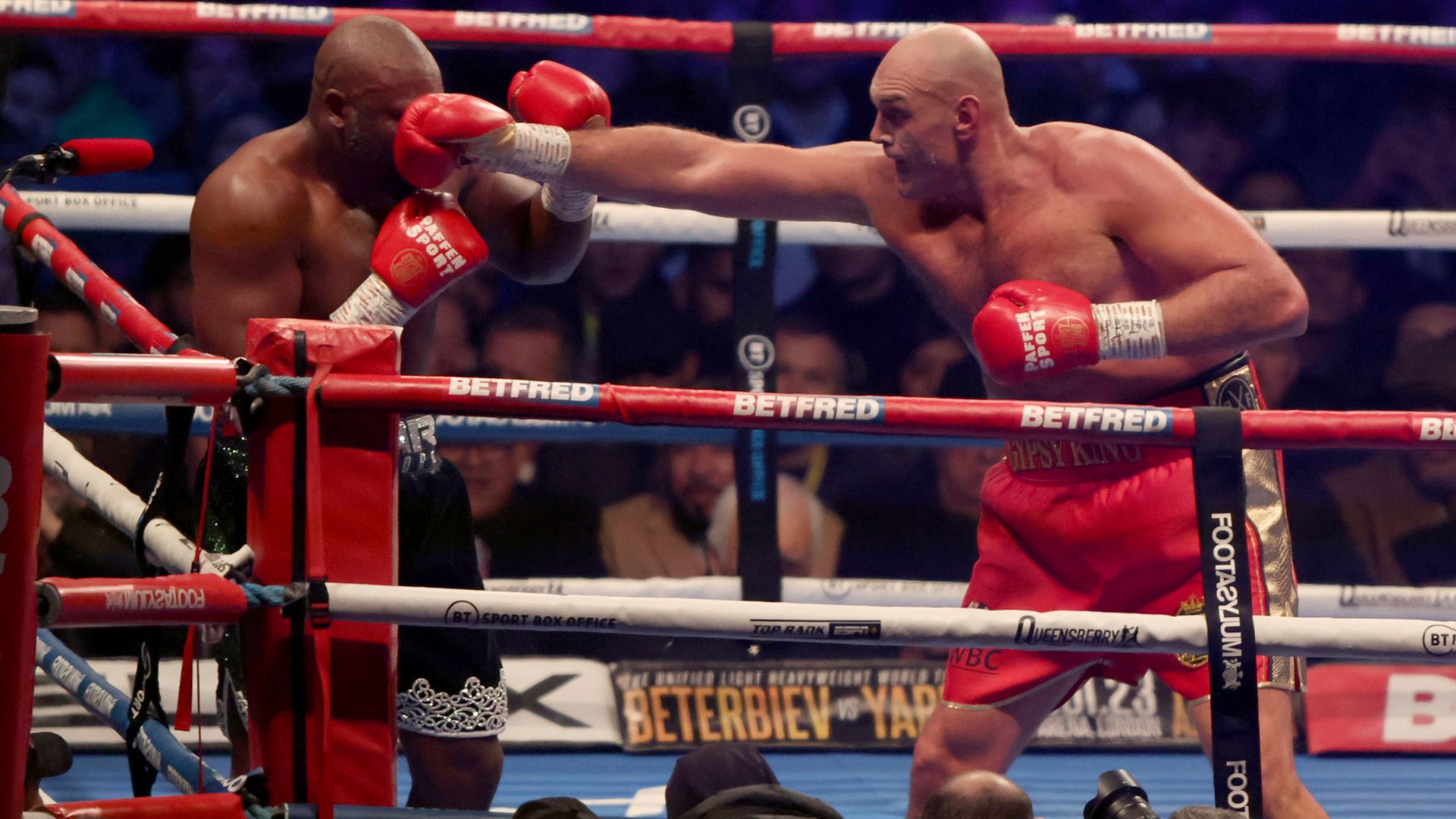 Fury beats Chisora at Tottenham: As it happened