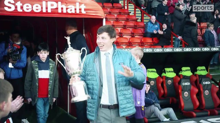 Juara AS Terbuka Matt Fitzpatrick mengenang tahun yang luar biasa ketika ia menjadi juara utama di Boston pada Juni lalu dan menutupnya dengan memamerkan trofi di Sheffield United kesayangannya pada Boxing Day