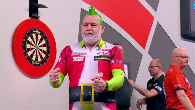 Melihat kembali aksi terbaik dari malam pembukaan World Darts Championship di Alexandra Palace